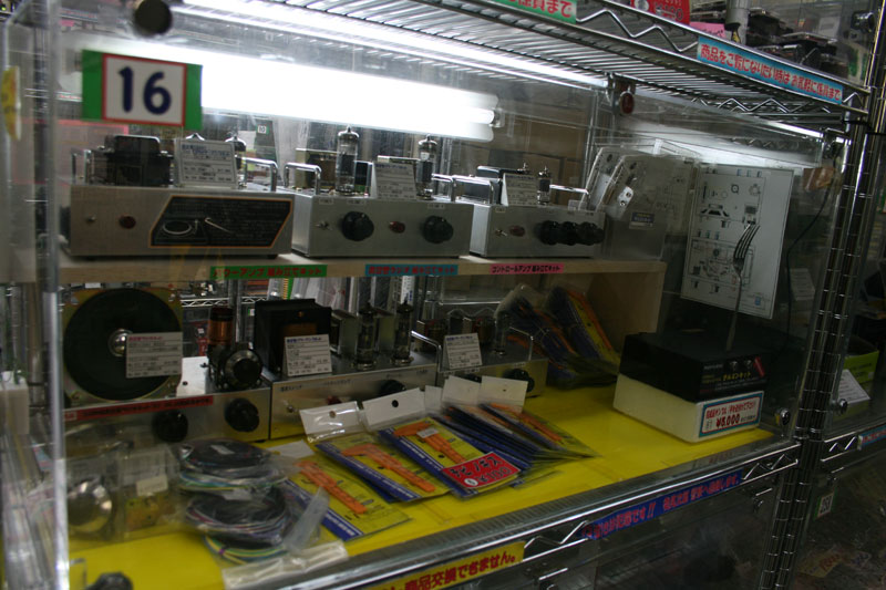 Illustration for article titled 'Antique' Gadget Sellers Market Features Amazingly Rare Tech